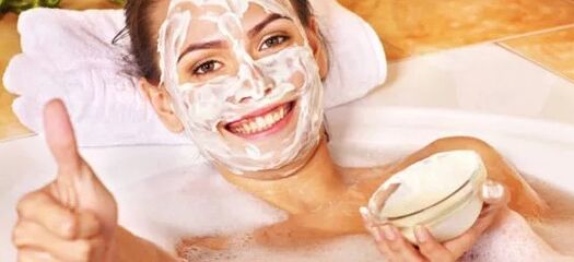 Gesiichtsmasken mat sauerem Crème oder Creme