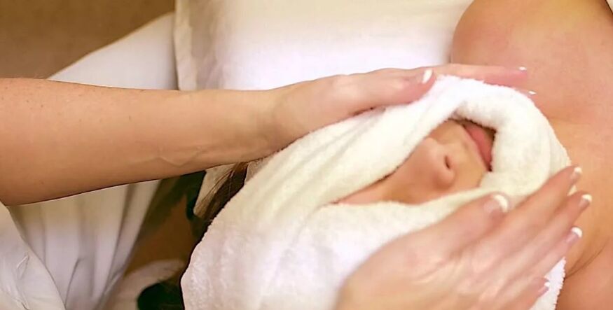 Massage Technik mat Hëllef vun engem Handtuch